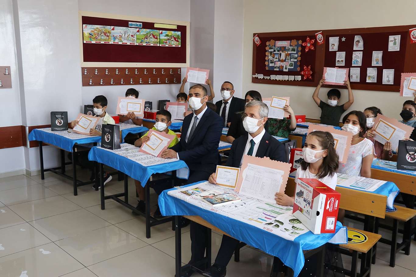Öğrencilere karne hediyesi olarak kitap ve spor ayakkabı dağıtıldı Öğrencilere karne hediyesi olarak kitap ve spor ayakkabı dağıtıldı